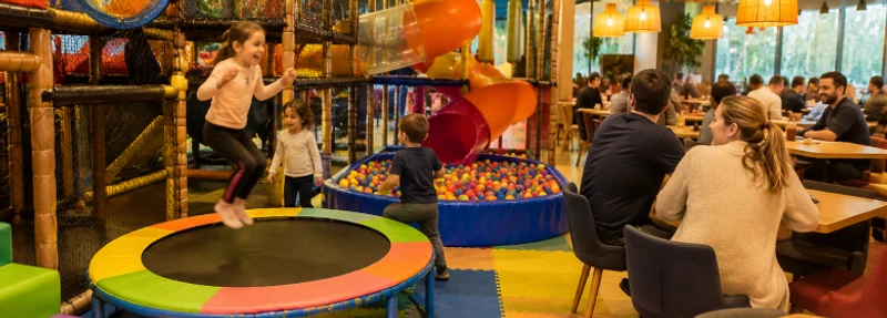 Espaço kids: como atrair mais famílias para seu negócio