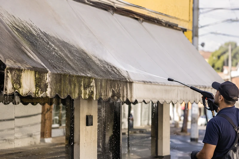 Como limpar toldo de lona: guia para tirar manchas e mofo
