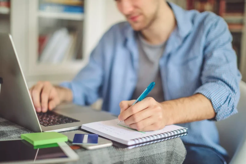 Qual o melhor curso para arrumar emprego rápido